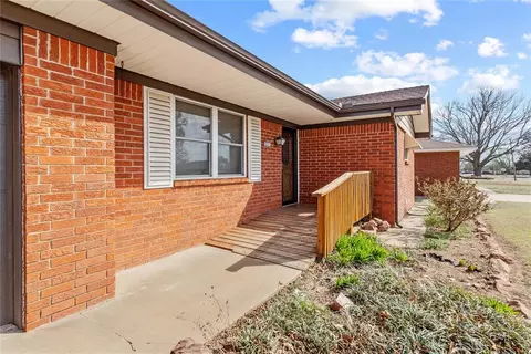 Exterior - 824 N Hunt Ave, Hydro, OK 73048 photo 2 of 5