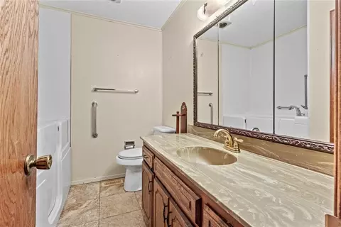 Bath - 824 N Hunt Ave, Hydro, OK 73048 photo 2 of 4