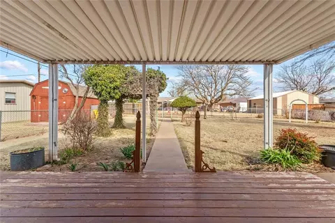Exterior - 824 N Hunt Ave, Hydro, OK 73048 photo 3 of 5