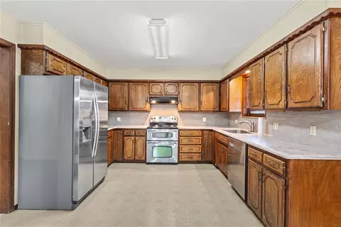 Kitchen - 824 N Hunt Ave, Hydro, OK 73048 photo 2 of 4