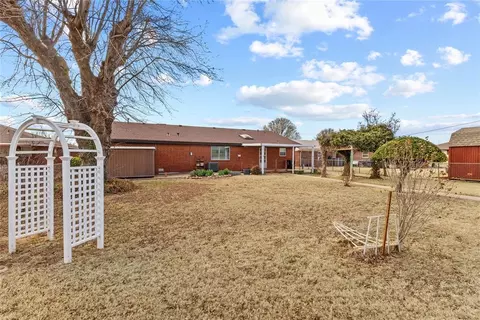 Exterior - 824 N Hunt Ave, Hydro, OK 73048 photo 5 of 5