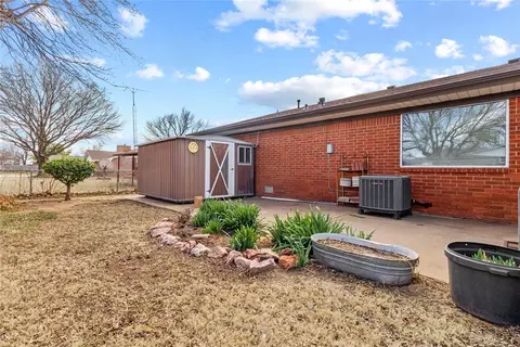 Exterior - 824 N Hunt Ave, Hydro, OK 73048 photo 4 of 5