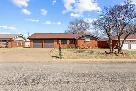 824 N Hunt Ave, Hydro, OK 73048