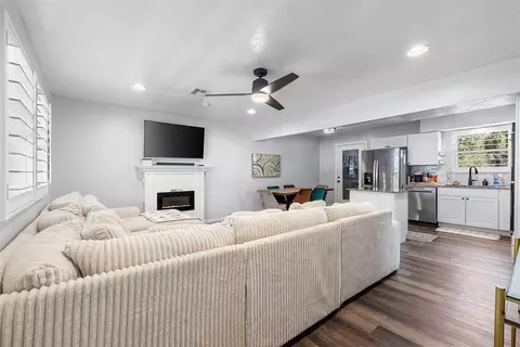 Living - 4923 Oakbrook Dr, Norman, OK 73026 photo 2 of 3