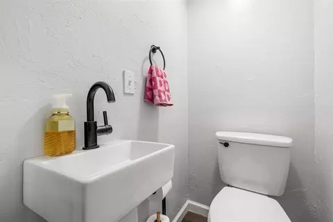 Bath - 4923 Oakbrook Dr, Norman, OK 73026 photo 1 of 4