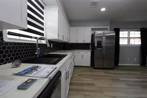 Kitchen - 916 N Lee St, Altus, OK 73521 photo 7 of 7