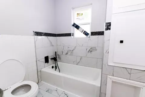 Bath - 916 N Lee St, Altus, OK 73521 photo 3 of 4