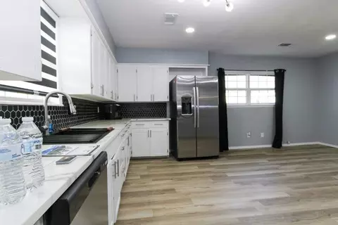 Kitchen - 916 N Lee St, Altus, OK 73521 photo 3 of 7