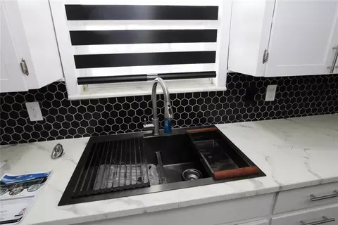 Kitchen - 916 N Lee St, Altus, OK 73521 photo 4 of 7