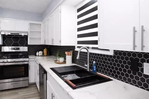 Kitchen - 916 N Lee St, Altus, OK 73521 photo 6 of 7