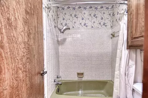 Bath - 1609 E Post Oak Rd, Norman, OK 73072 photo 6 of 6