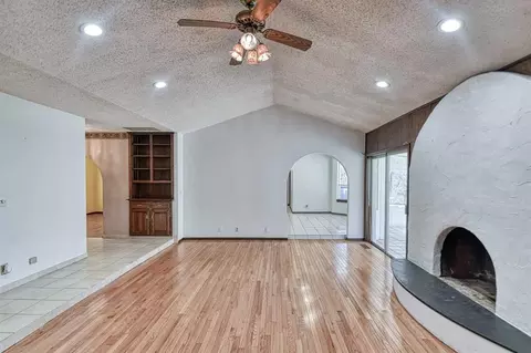 Living - 1609 E Post Oak Rd, Norman, OK 73072 photo 2 of 4