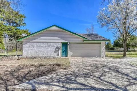 Exterior - 1609 E Post Oak Rd, Norman, OK 73072 photo 4 of 11