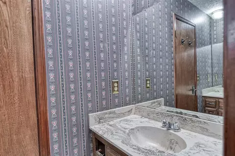 Bath - 1609 E Post Oak Rd, Norman, OK 73072 photo 4 of 7