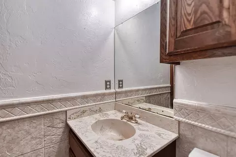 Bath - 1609 E Post Oak Rd, Norman, OK 73072 photo 1 of 6