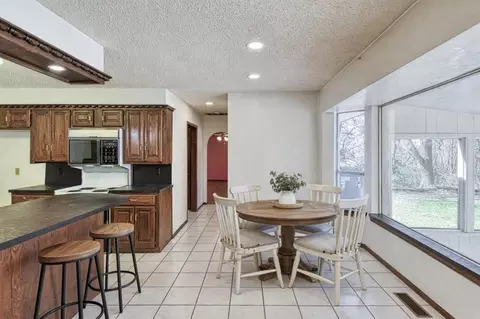 Dining - 1609 E Post Oak Rd, Norman, OK 73072 photo 2 of 2