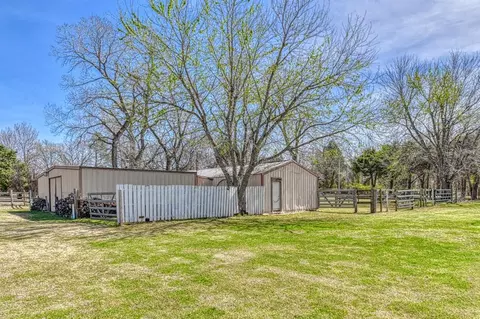 Exterior - 1609 E Post Oak Rd, Norman, OK 73072 photo 9 of 11