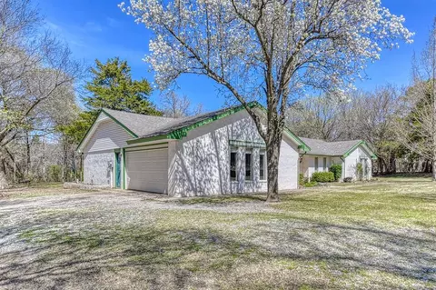 Exterior - 1609 E Post Oak Rd, Norman, OK 73072 photo 3 of 11