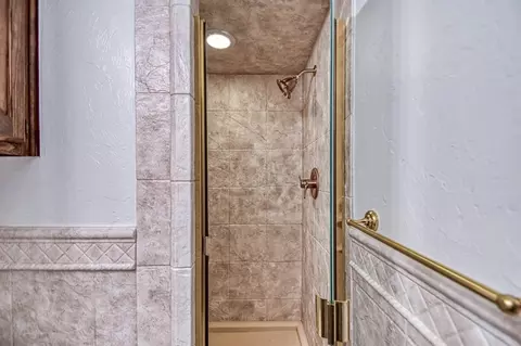 Bath - 1609 E Post Oak Rd, Norman, OK 73072 photo 2 of 6