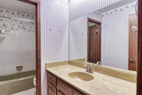 Bath - 1609 E Post Oak Rd, Norman, OK 73072 photo 5 of 6
