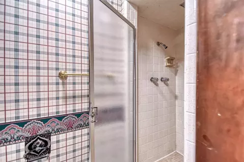 Bath - 1609 E Post Oak Rd, Norman, OK 73072 photo 4 of 6