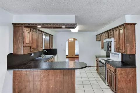 Kitchen - 1609 E Post Oak Rd, Norman, OK 73072 photo 2 of 2