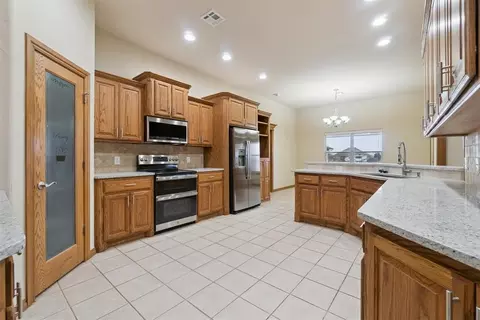 Kitchen - 6905 Rolling Mdws, Tuttle, OK 73089 photo 4 of 7