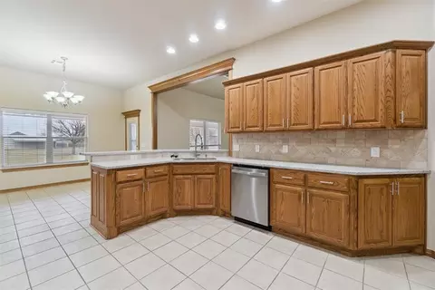 Kitchen - 6905 Rolling Mdws, Tuttle, OK 73089 photo 3 of 7