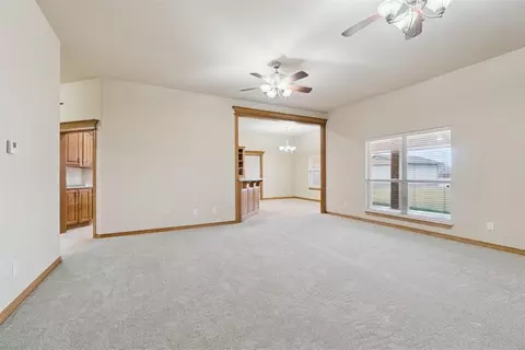 Living - 6905 Rolling Mdws, Tuttle, OK 73089 photo 3 of 7
