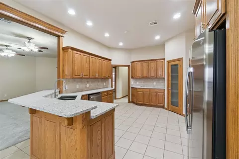 Kitchen - 6905 Rolling Mdws, Tuttle, OK 73089 photo 5 of 7