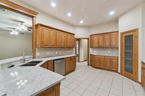 Kitchen - 6905 Rolling Mdws, Tuttle, OK 73089 photo 2 of 7