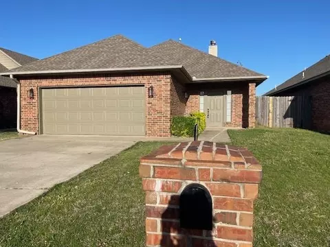1105 Golden Leaf Dr, Moore, OK 73160