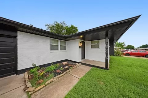 Exterior - 841 NW 8th St, Moore, OK 73160 photo 2 of 4