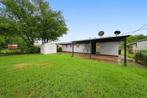 Exterior - 841 NW 8th St, Moore, OK 73160 photo 3 of 4