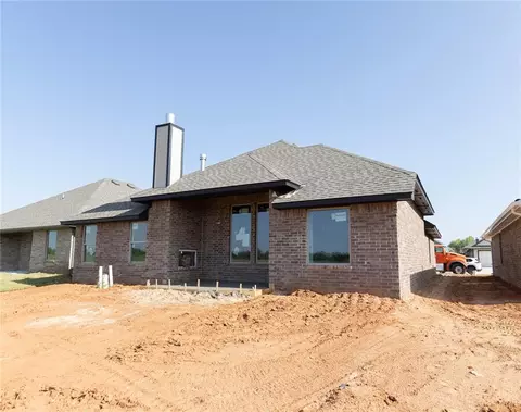 Exterior - 12332 SW 32nd St, Yukon, OK 73099 photo 4 of 6