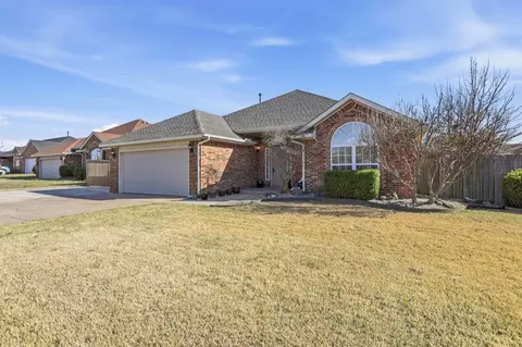 708 E Forest Court Ln, Mustang, OK 73064