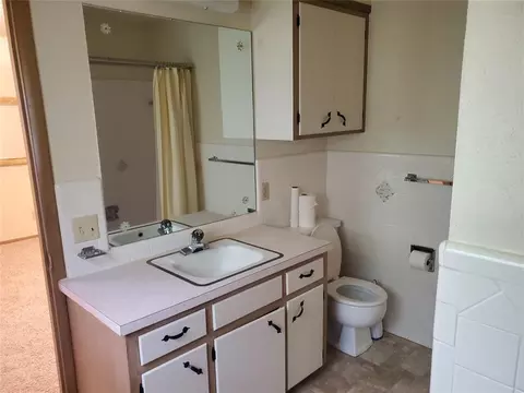 Bath - 313 Bryan Ave, Foss, OK 73647 photo 1 of 3