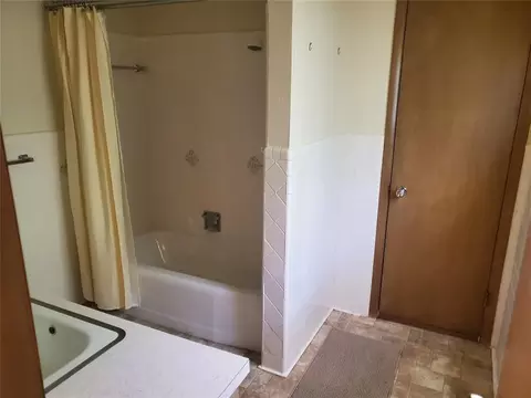 Bath - 313 Bryan Ave, Foss, OK 73647 photo 2 of 3