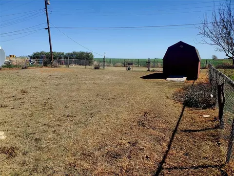 Exterior - 313 Bryan Ave, Foss, OK 73647 photo 2 of 2