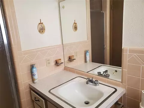 Bath - 313 Bryan Ave, Foss, OK 73647 photo 3 of 3