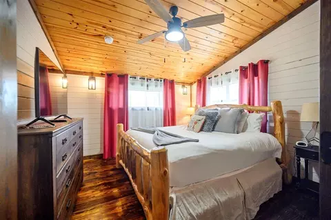 Bedroom - 364 Split Shot Cir, Broken Bow, OK 74728 photo 8 of 10