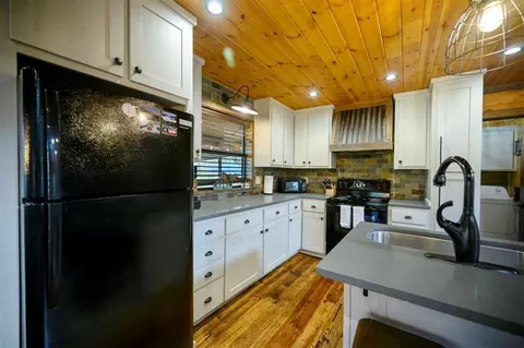 Kitchen - 364 Split Shot Cir, Broken Bow, OK 74728 photo 2 of 3