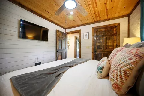 Bedroom - 364 Split Shot Cir, Broken Bow, OK 74728 photo 3 of 10