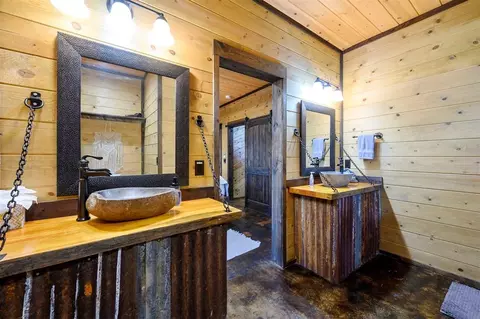 Bath - 592 W Eagle Mountain Trl, Broken Bow, OK 74728 photo 8 of 10