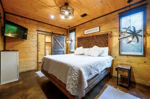 Bedroom - 592 W Eagle Mountain Trl, Broken Bow, OK 74728 photo 4 of 8