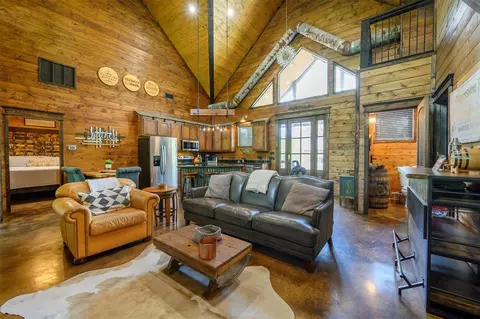 Living - 592 W Eagle Mountain Trl, Broken Bow, OK 74728 photo 4 of 4