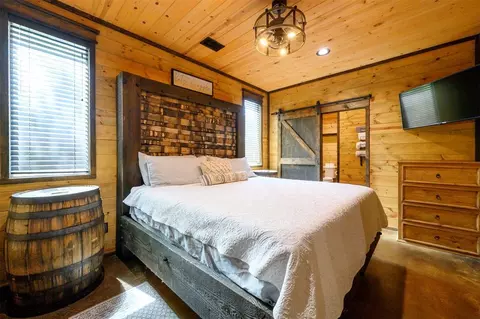 Bedroom - 592 W Eagle Mountain Trl, Broken Bow, OK 74728 photo 1 of 8