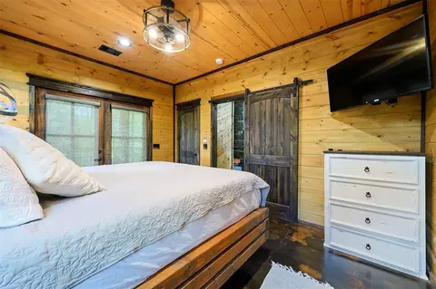 Bedroom - 592 W Eagle Mountain Trl, Broken Bow, OK 74728 photo 7 of 8
