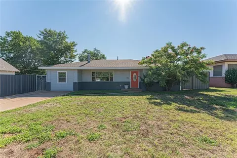 409 S 15th St, Clinton, OK 73601