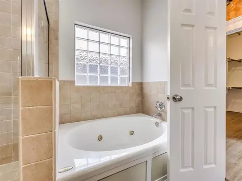 Bath - 16100 Ledge Ln, Edmond, OK 73013 photo 4 of 7